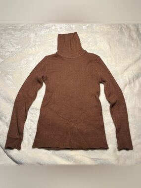 Ribbed Turtleneck Long Sleeve Top in Chestnut Brown